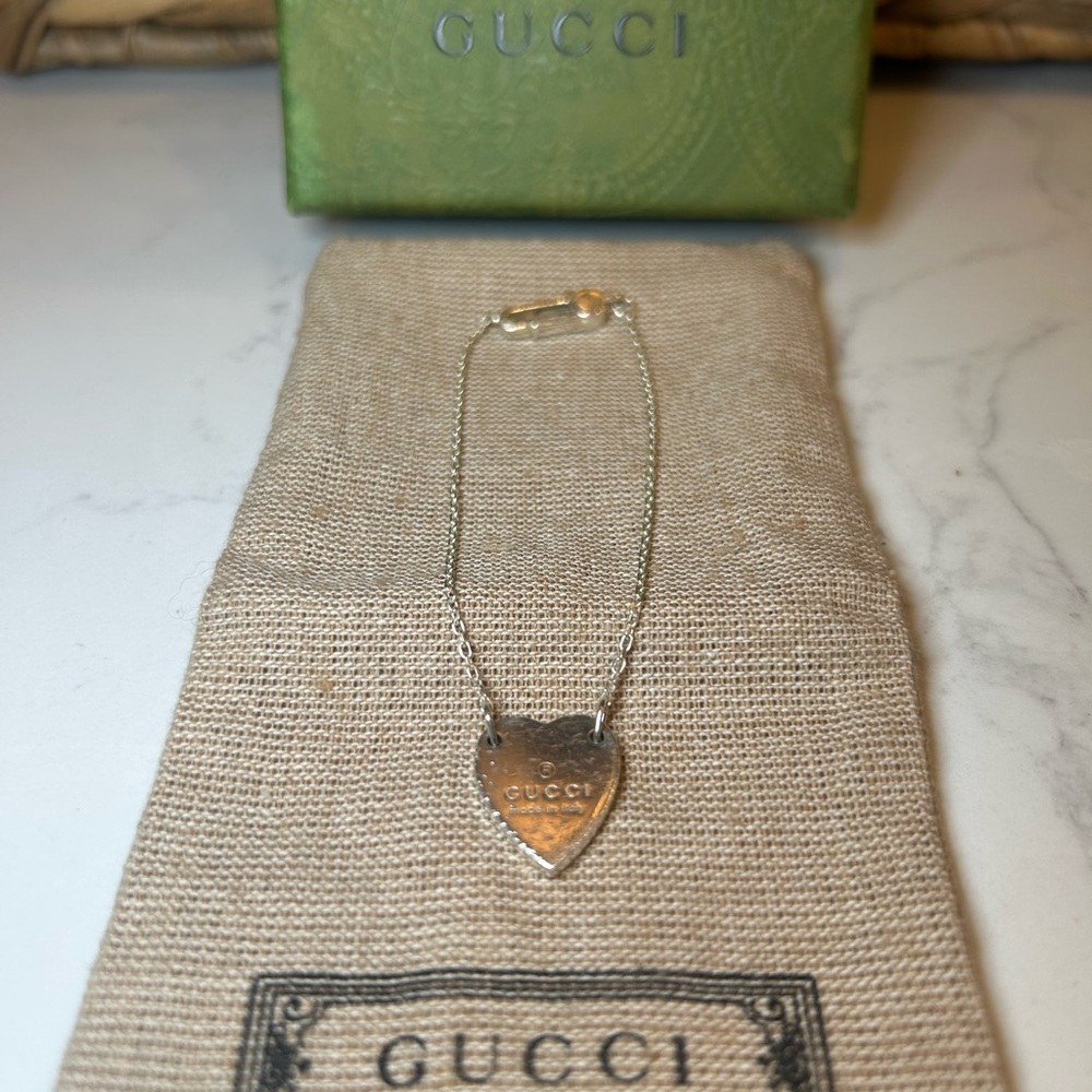 Gucci trademark Silver Heart Pendant bracelet with Logo - Picture 1 of 2